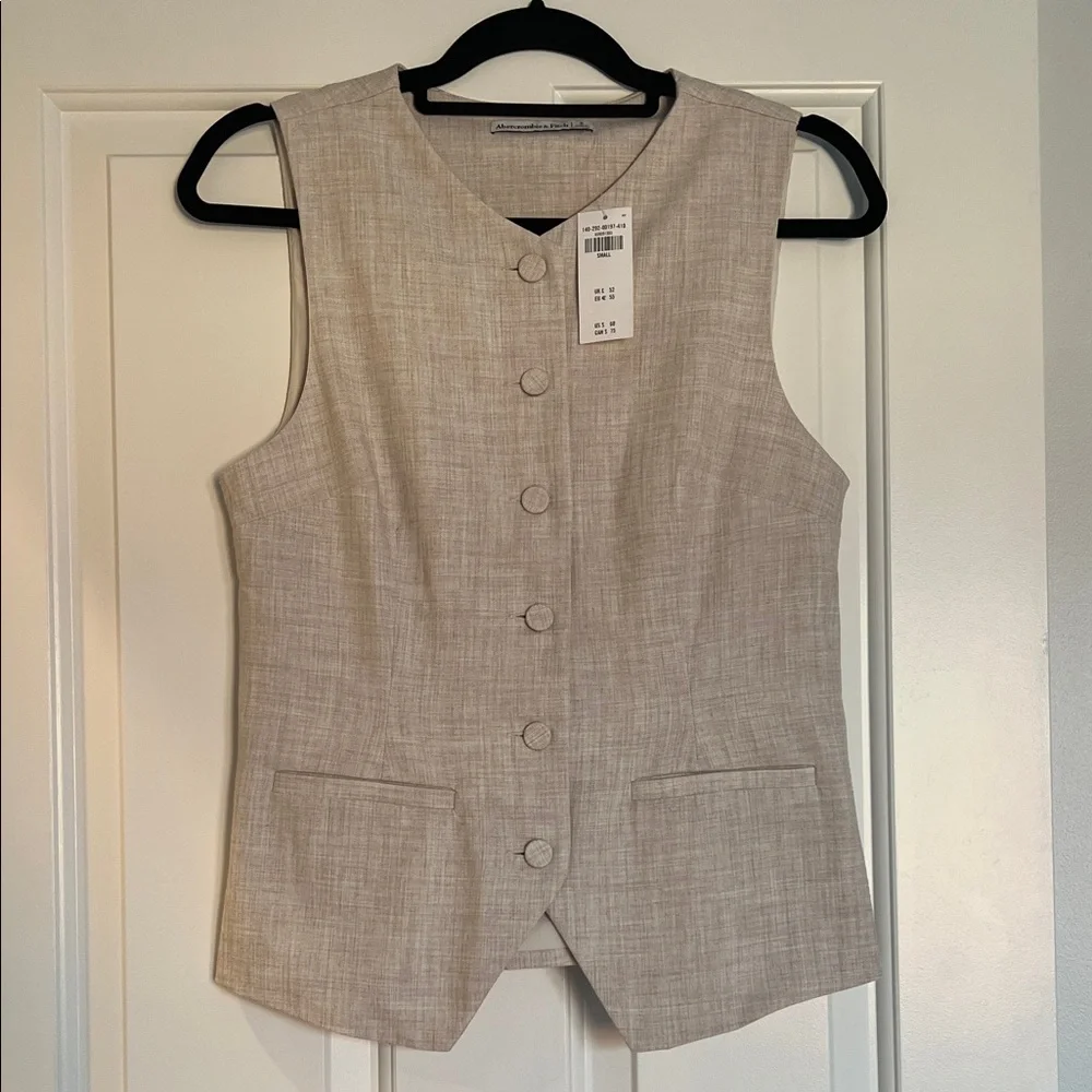 Abercrombie & Fitch Beige Sleeveless Vest - Picture 3 of 6